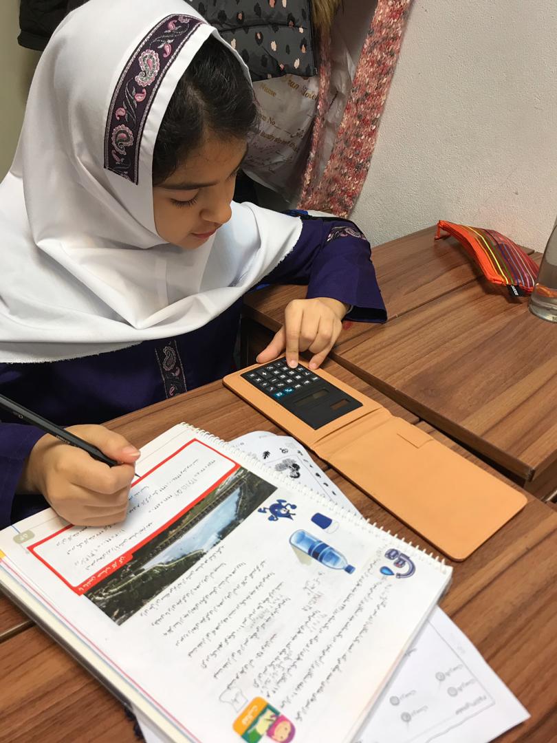 مهارت استفاده از ماشين حساب براى ضرب با اعداد بزرگ توسط دخترهاى گل پايه چهارم «ب»